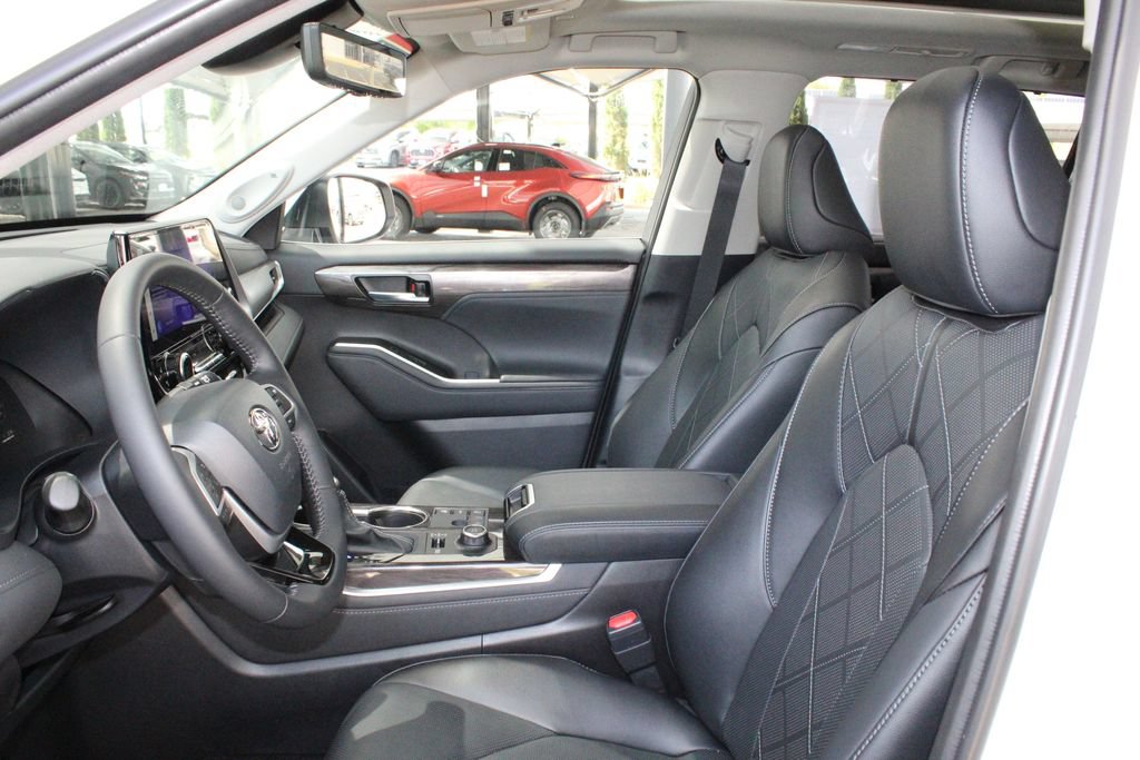 Certified 2026 Toyota Highlander Platinum AWD/4WD image 9