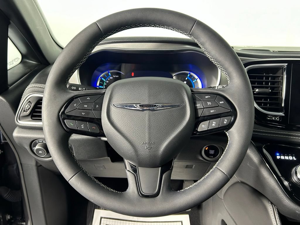 Used 2023 Chrysler Pacifica Limited w/ Uconnect Theater Family Group FWD image 28