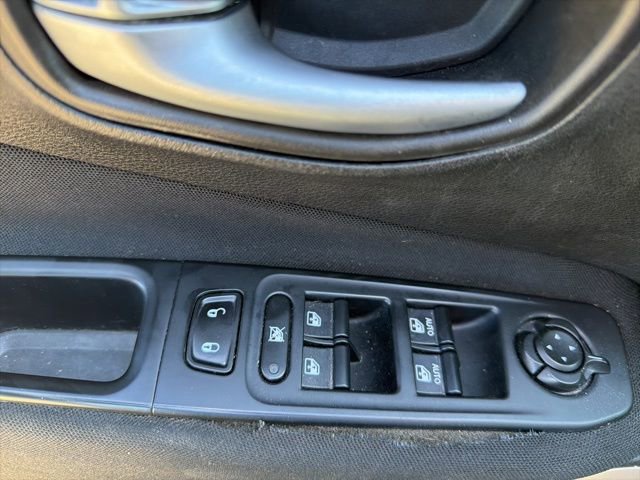Used 2016 Jeep Renegade Latitude FWD image 17