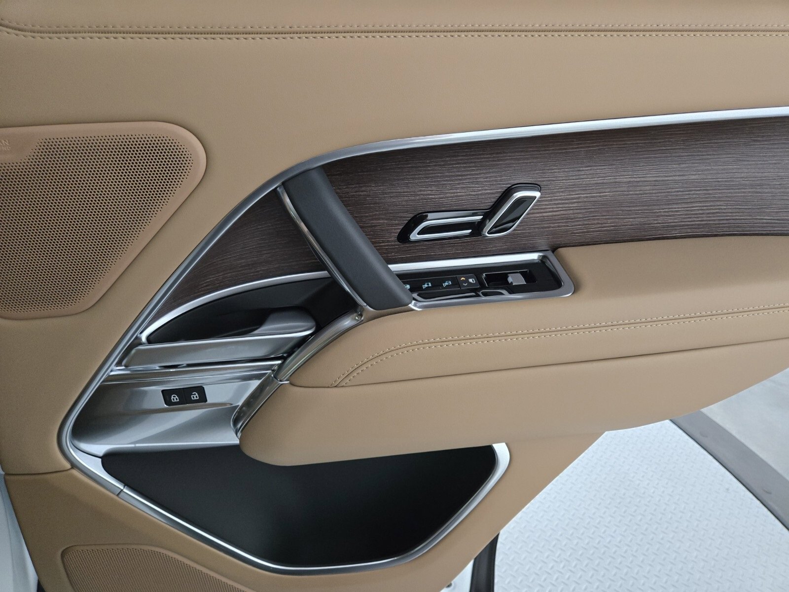 New 2025 Land Rover Range Rover SE image 20