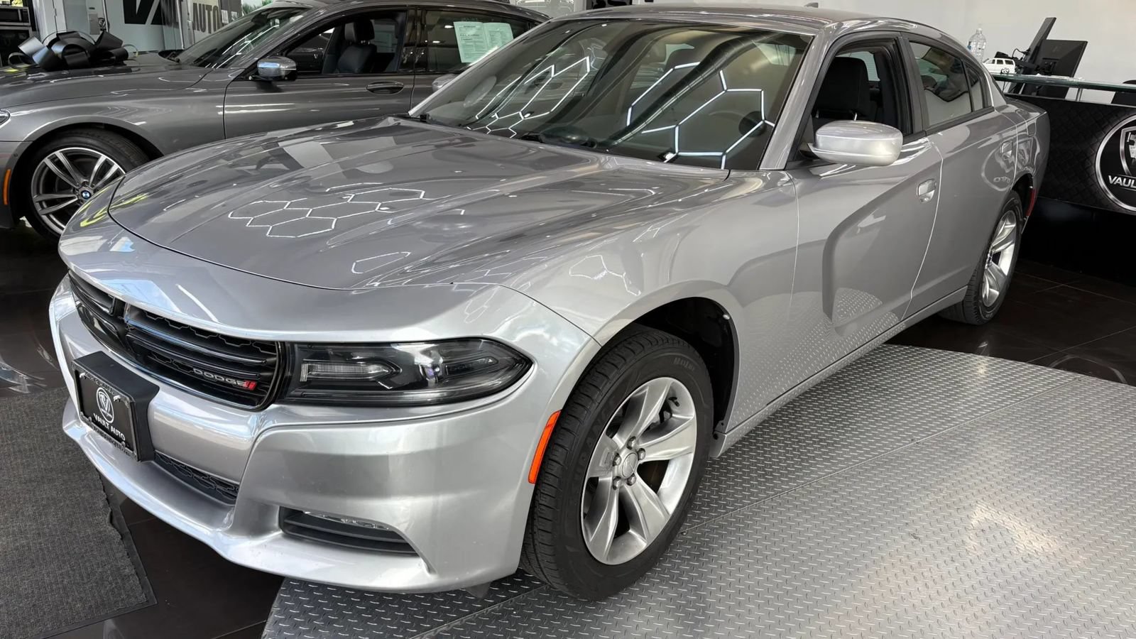 Used 2016 Dodge Charger SXT w/ Navigation & Travel Group RWD image 9