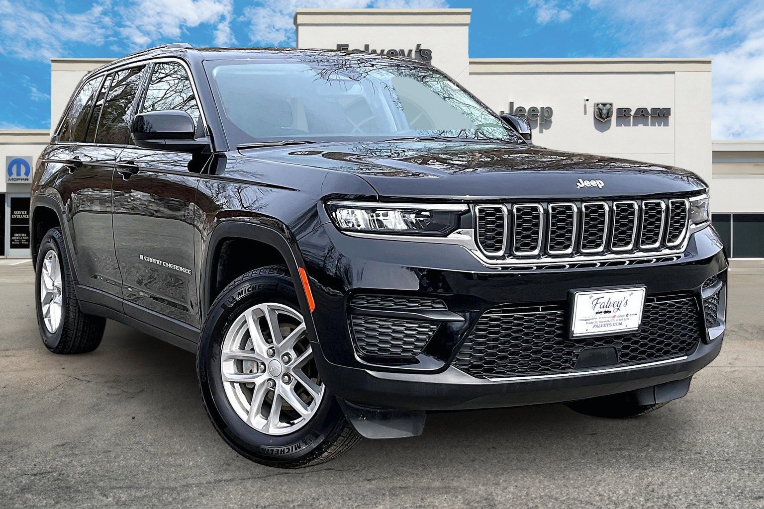 Certified 2023 Jeep Grand Cherokee Laredo image 11