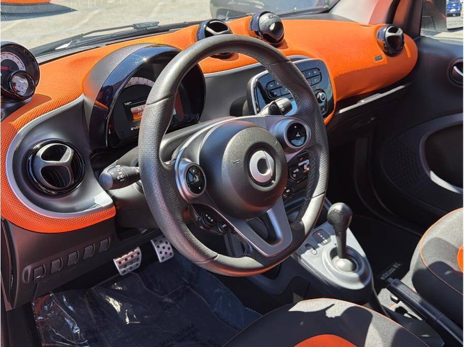 Used 2016 smart fortwo Proxy RWD image 7