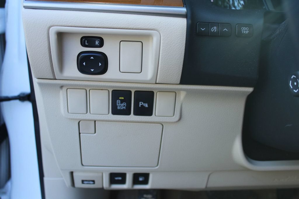 Used 2014 Lexus ES 300h w/ Luxury Package w/Bamboo Trim FWD image 25