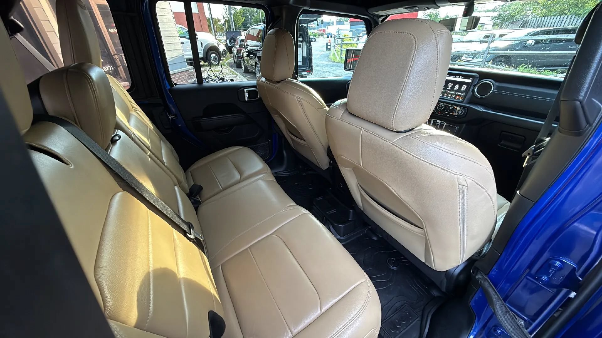 Used 2018 Jeep Wrangler Unlimited Sahara AWD/4WD image 21