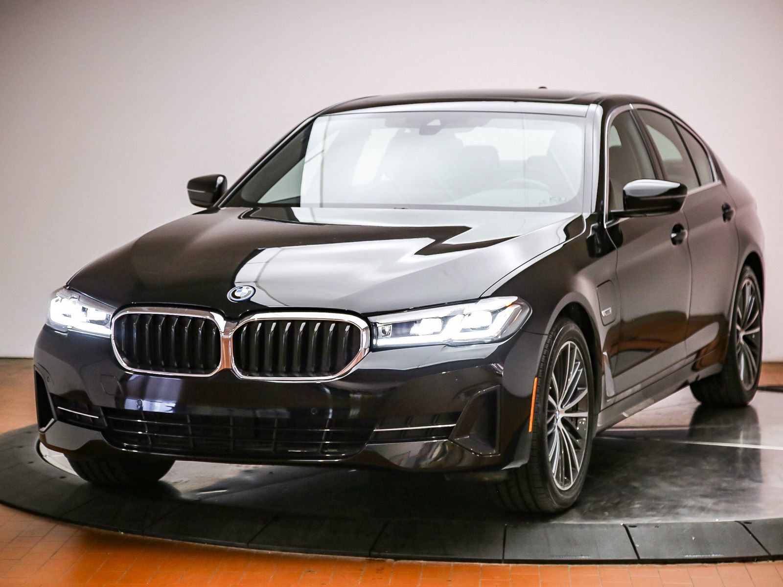 Used 2023 BMW 530e w/ Convenience Package RWD image 1