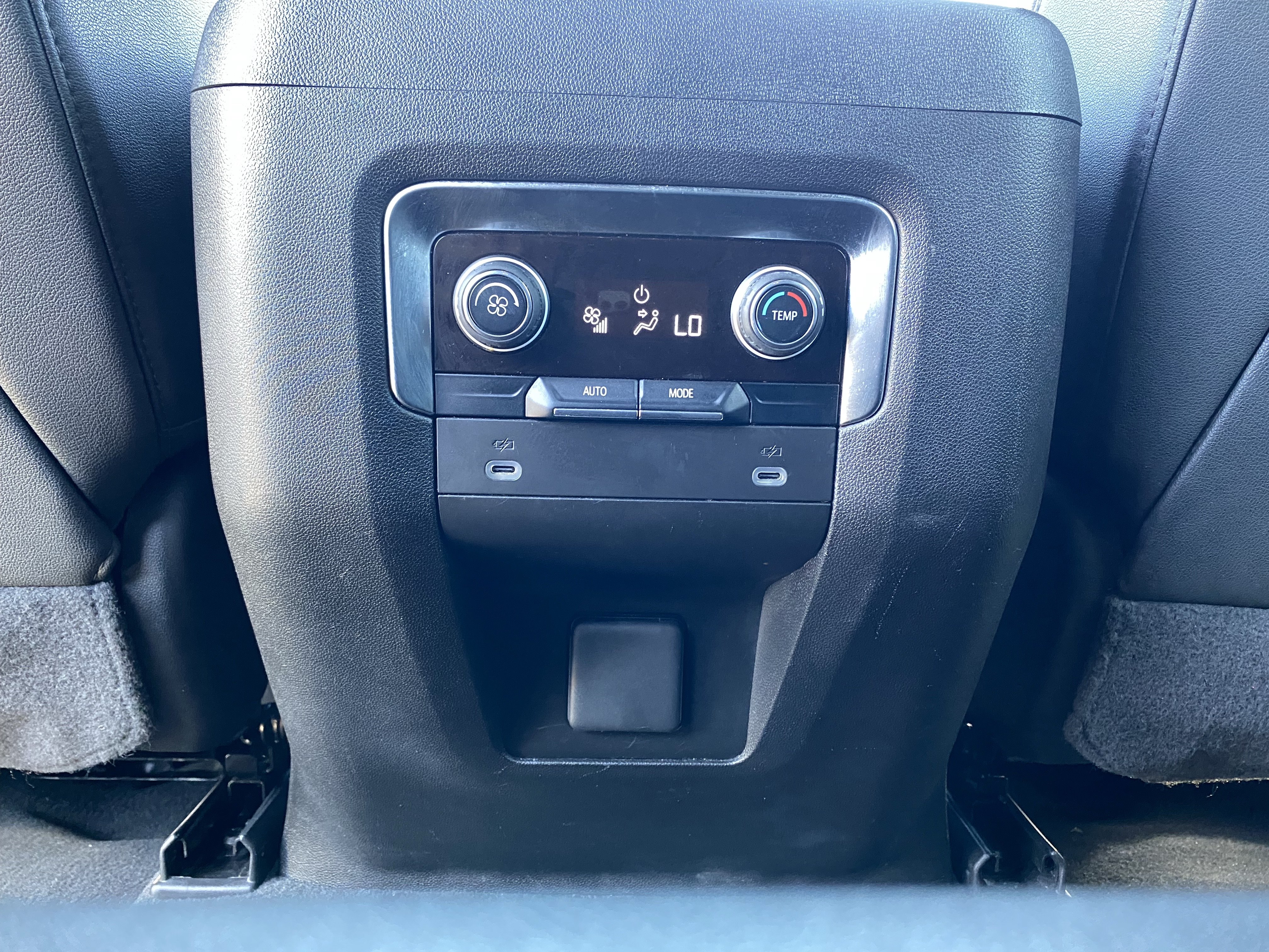 Used 2024 Chevrolet Suburban LT RWD image 18
