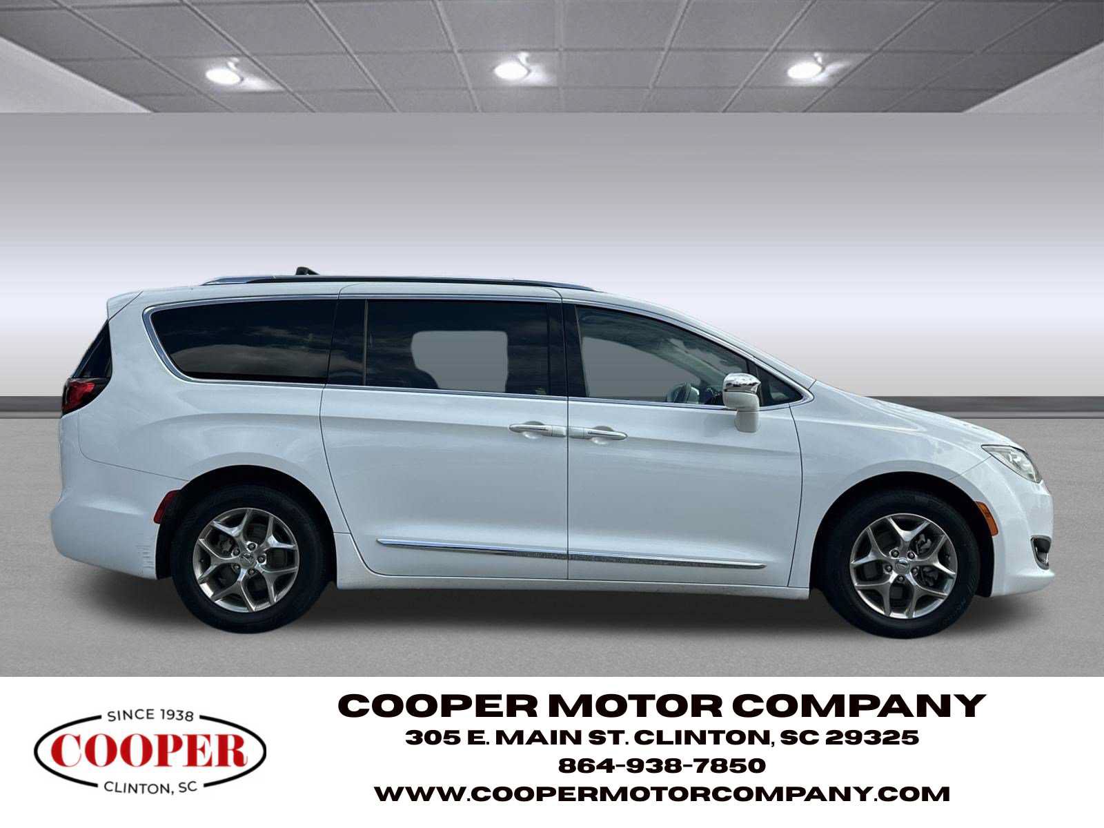 Used 2017 Chrysler Pacifica Limited w/ UConnect Theater Package FWD image 6