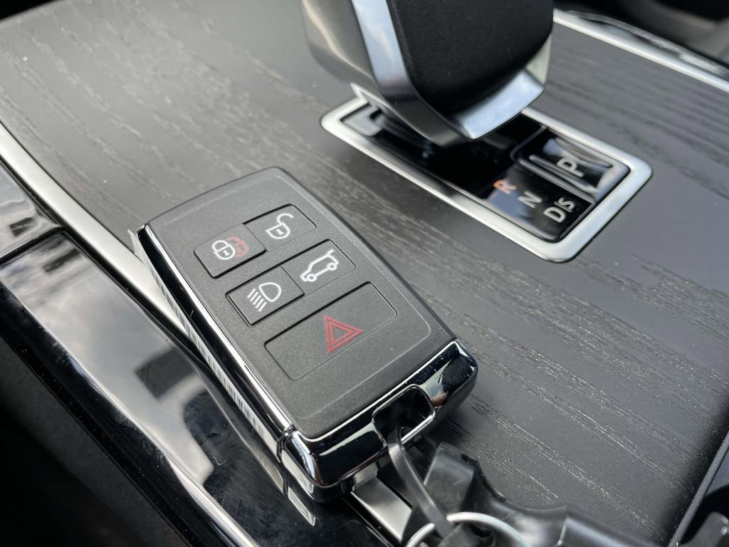 New 2026 Land Rover Range Rover Velar Dynamic SE AWD/4WD image 42
