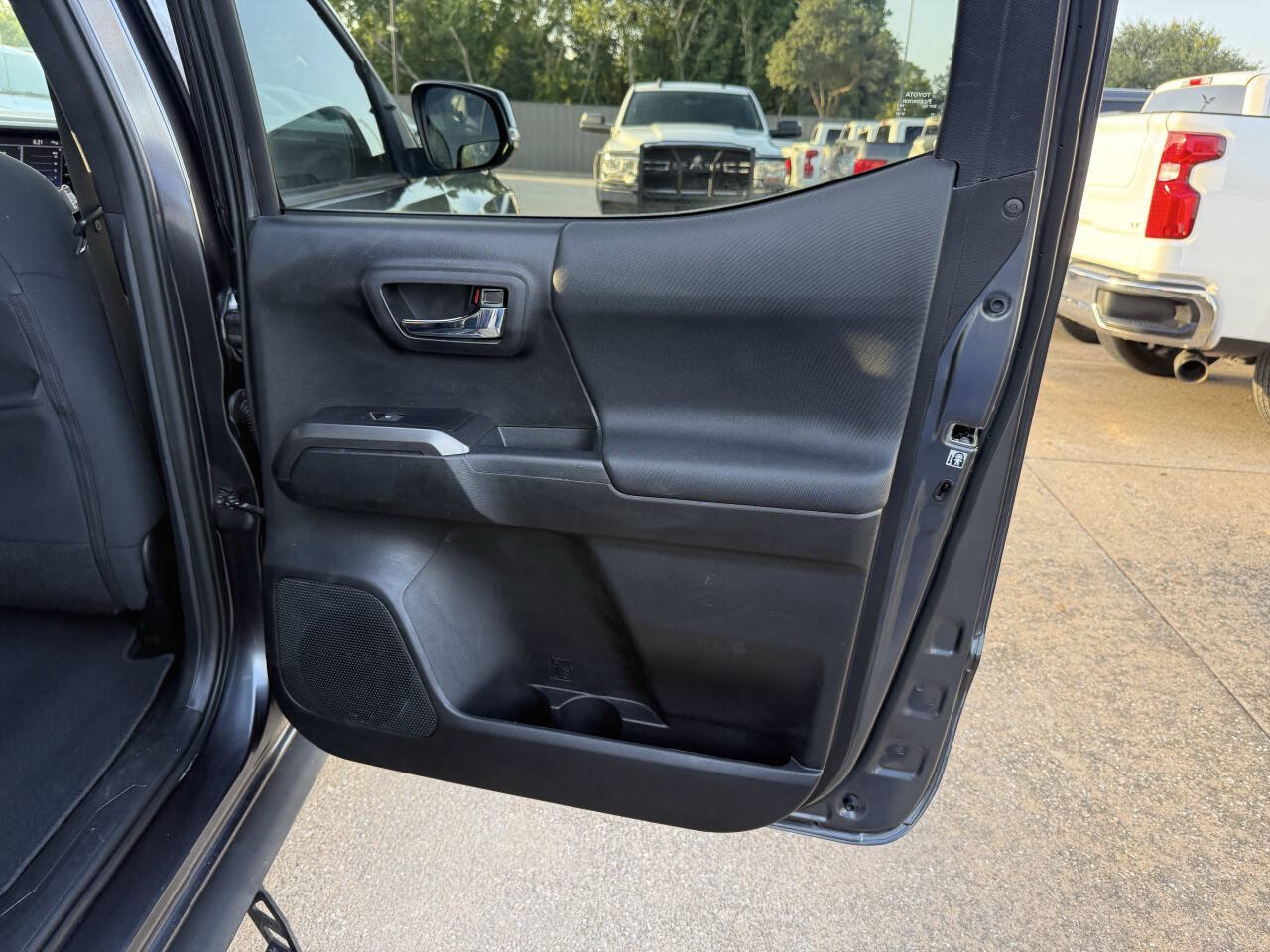 Used 2020 Toyota Tacoma TRD Off-Road AWD/4WD image 16