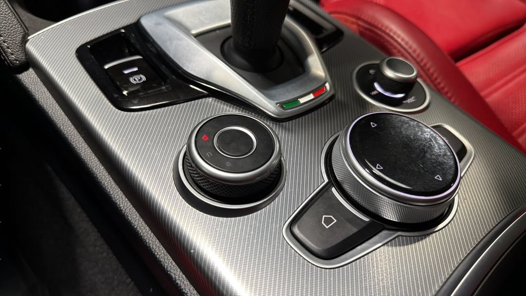 Used 2022 Alfa Romeo Stelvio Veloce AWD/4WD image 32