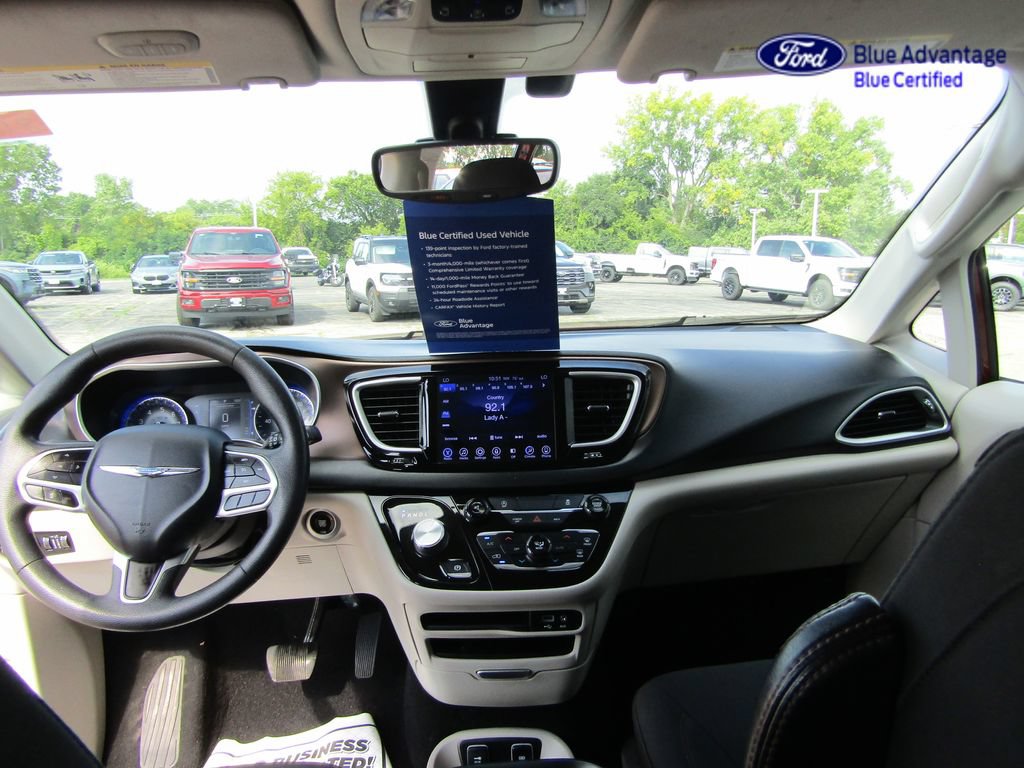 Used 2017 Chrysler Pacifica Touring Plus w/ Tire & Wheel Group FWD image 19