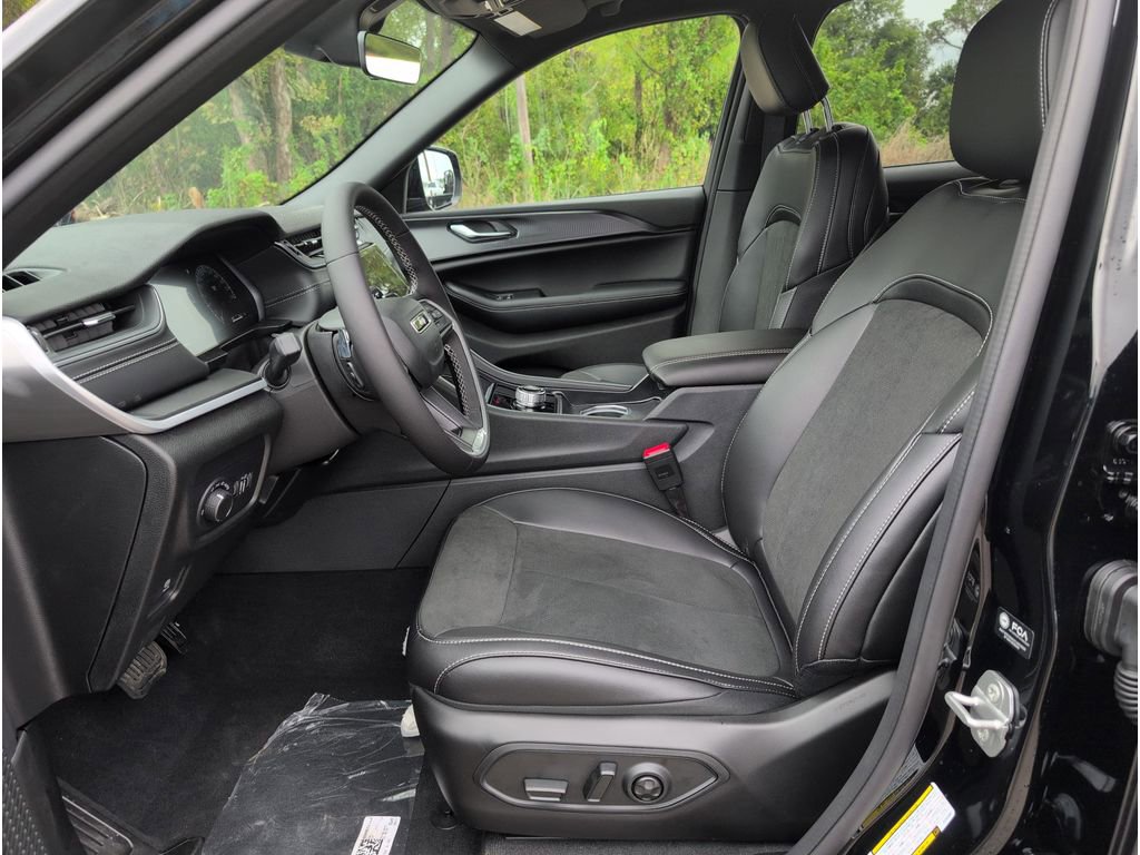 New 2025 Jeep Grand Cherokee Altitude image 10