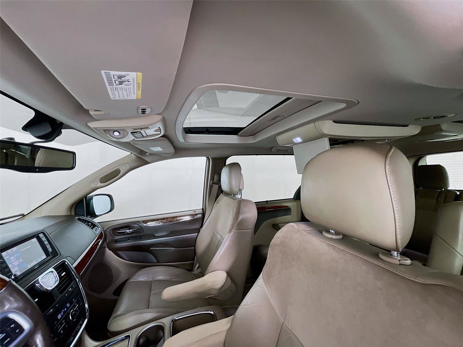 Used 2014 Chrysler Town & Country Limited w/ Luxury Group FWD image 11