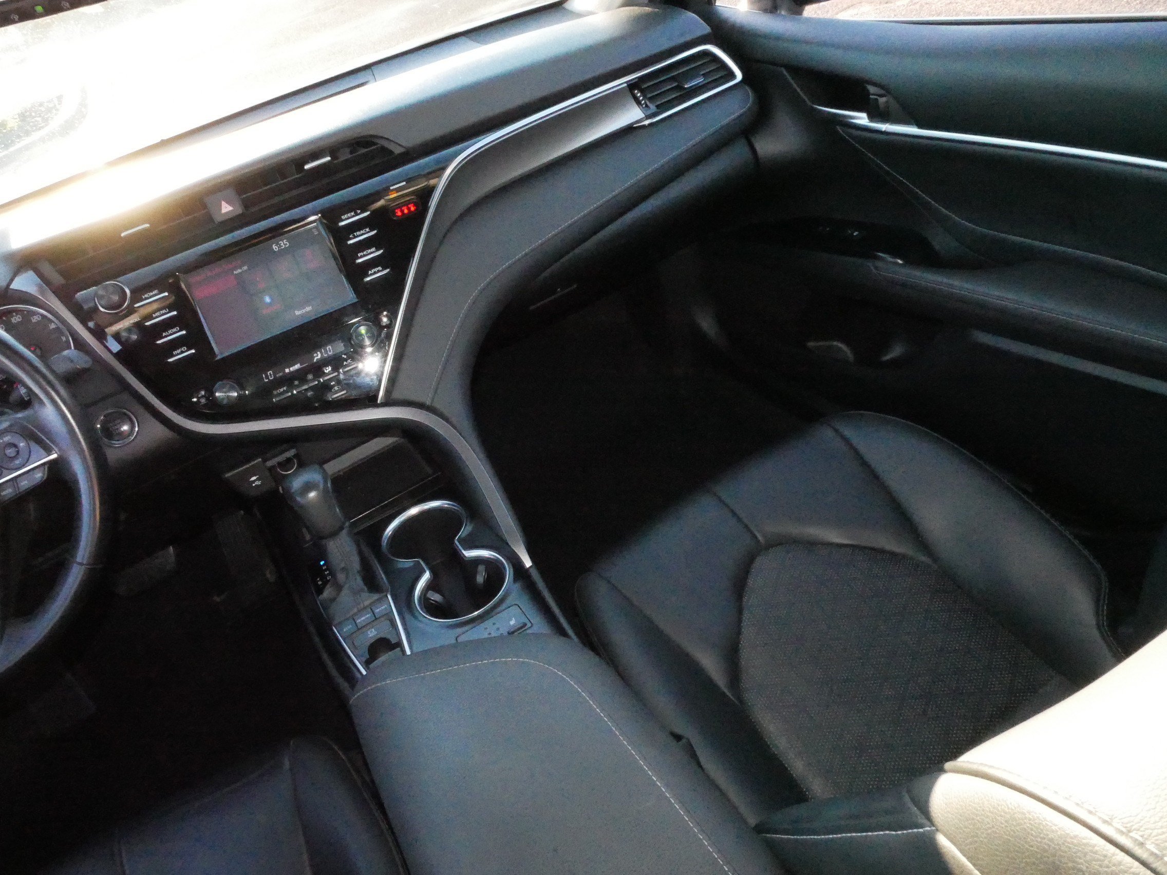 Used 2018 Toyota Camry XSE FWD image 11