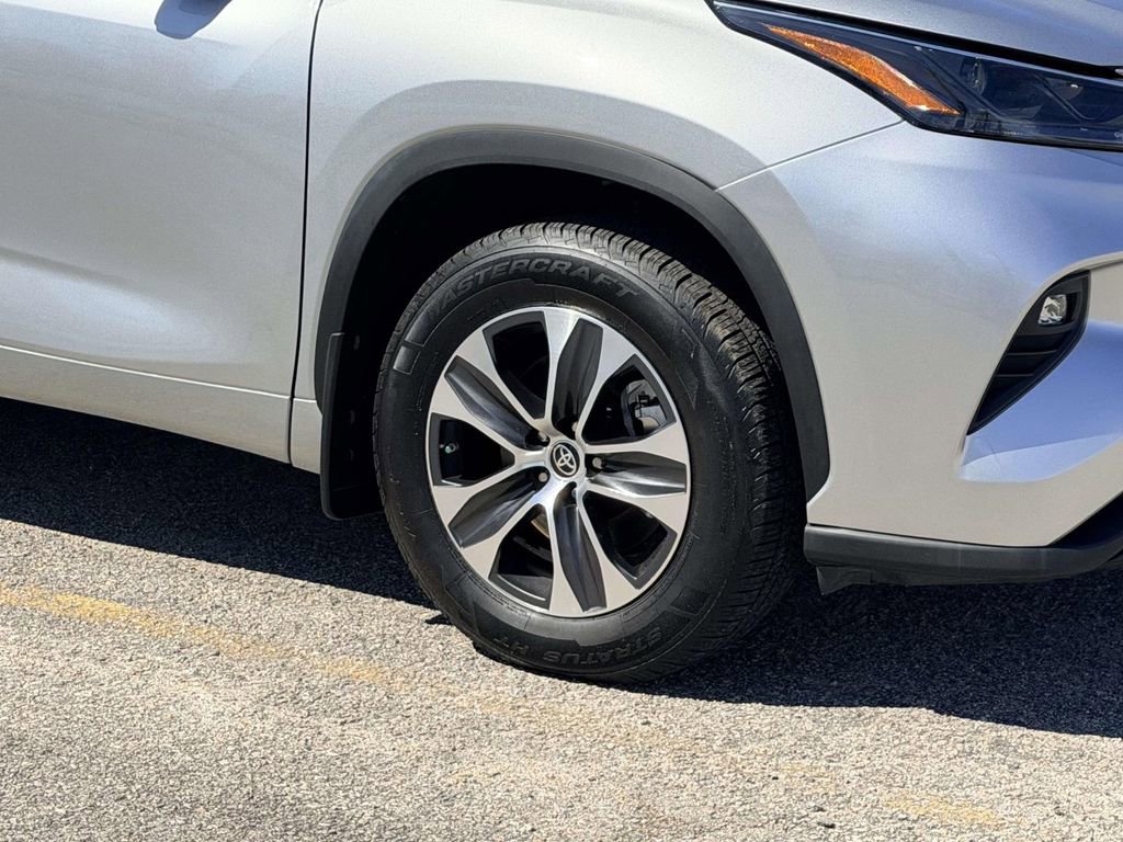 Used 2022 Toyota Highlander XLE image 26