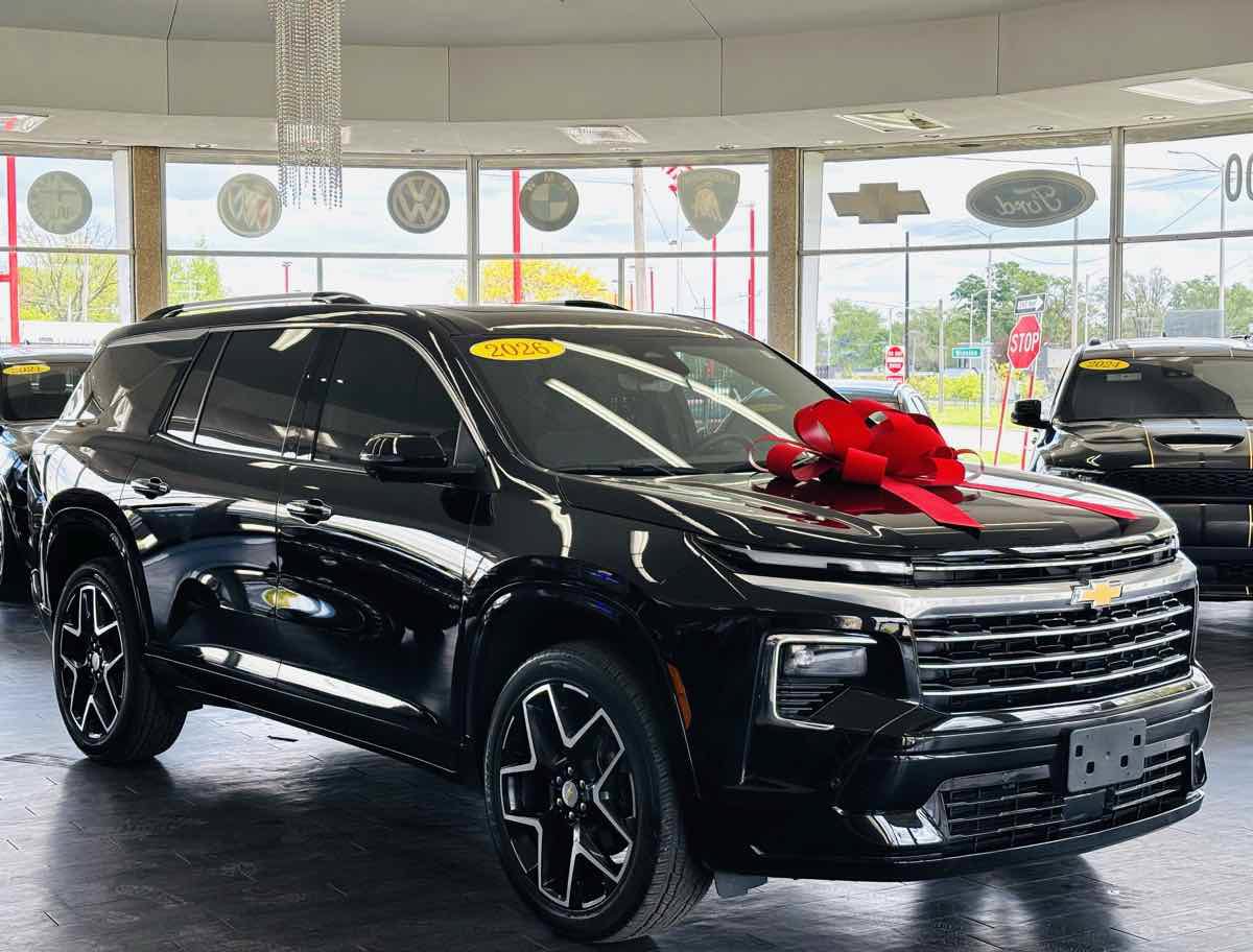 Used 2026 Chevrolet Traverse High Country FWD image 1