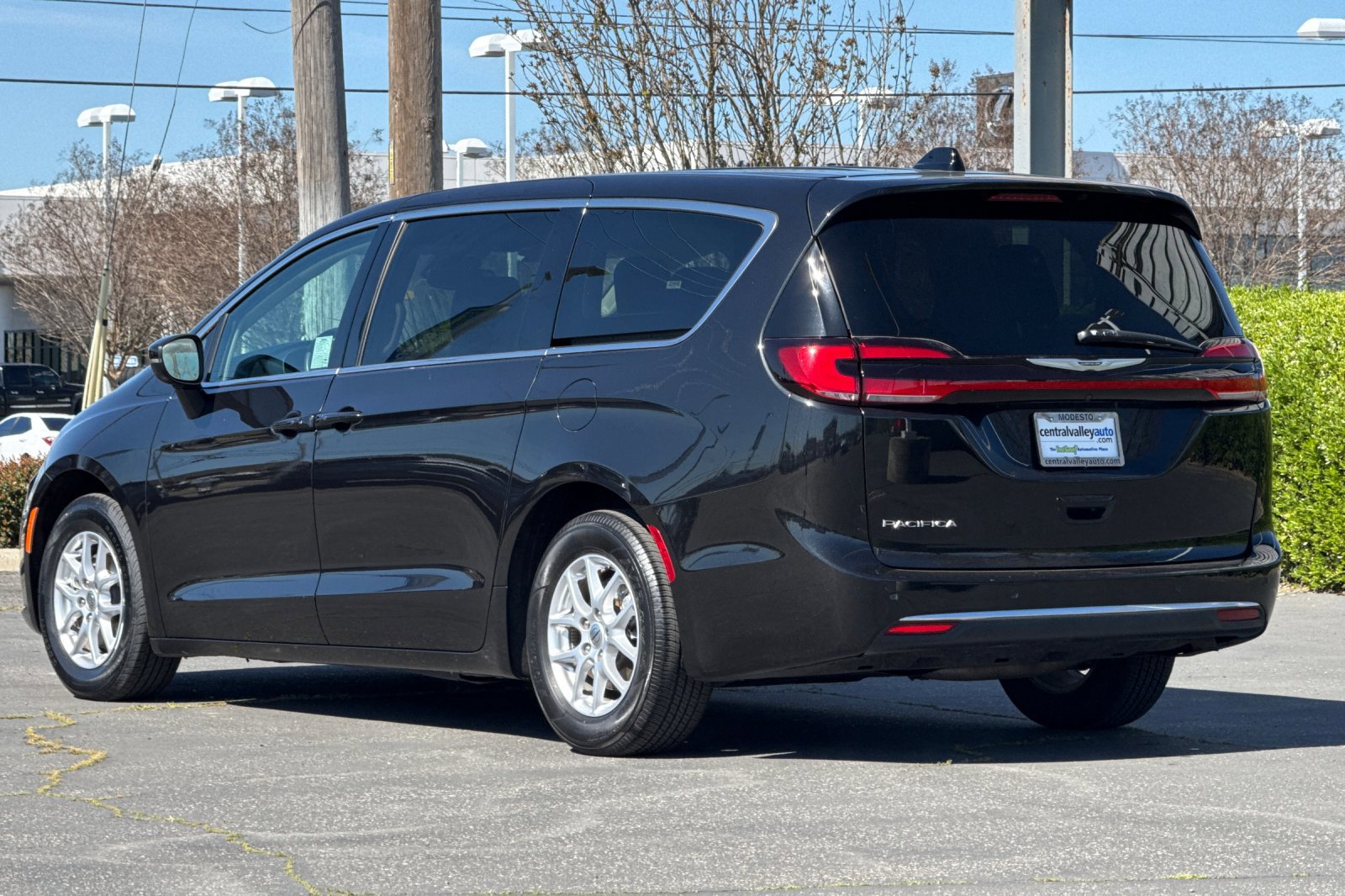 Certified 2023 Chrysler Pacifica Touring-L image 6