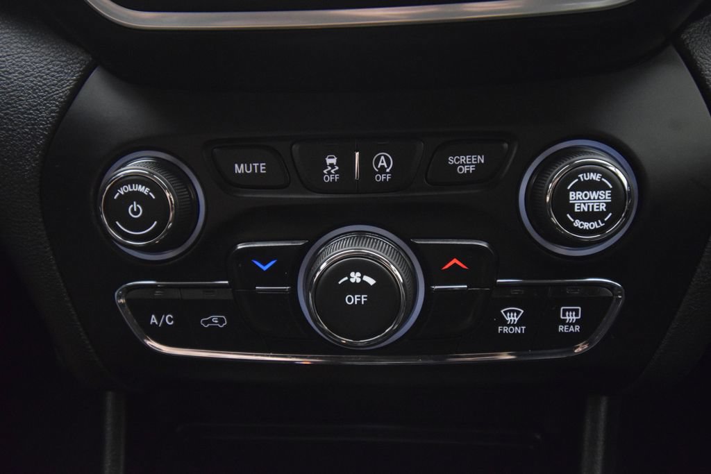 Used 2019 Jeep Cherokee Latitude Plus w/ Cold Weather Group AWD/4WD image 32