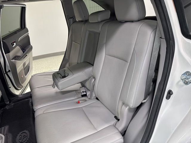 Used 2017 Toyota Highlander Limited FWD image 2