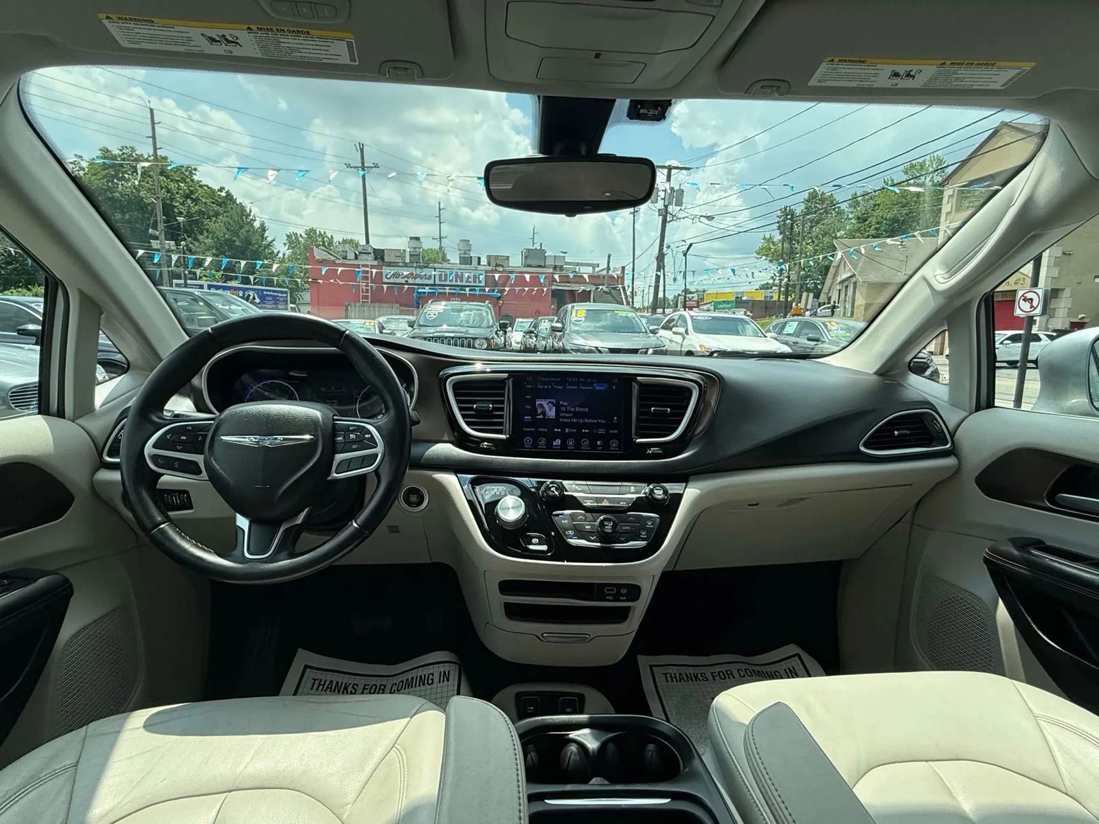 Used 2017 Chrysler Pacifica Touring-L w/ Tire & Wheel Group image 48