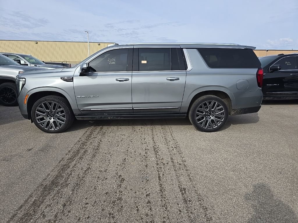Used 2025 GMC Yukon XL Denali Ultimate image 3