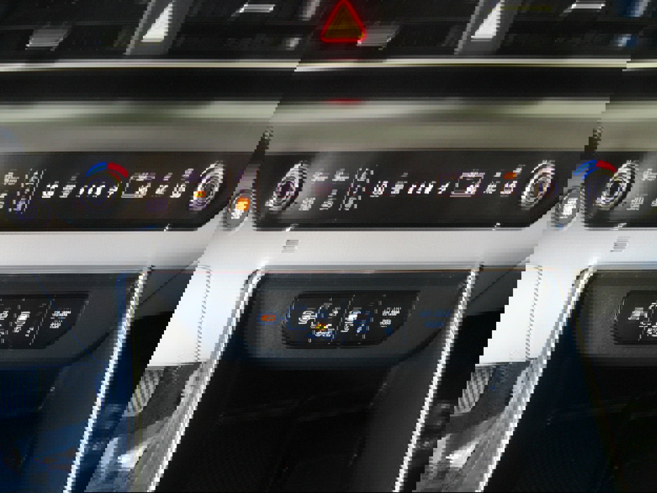 Used 2025 Kia Carnival SX w/ SX Dark Edition Package image 17