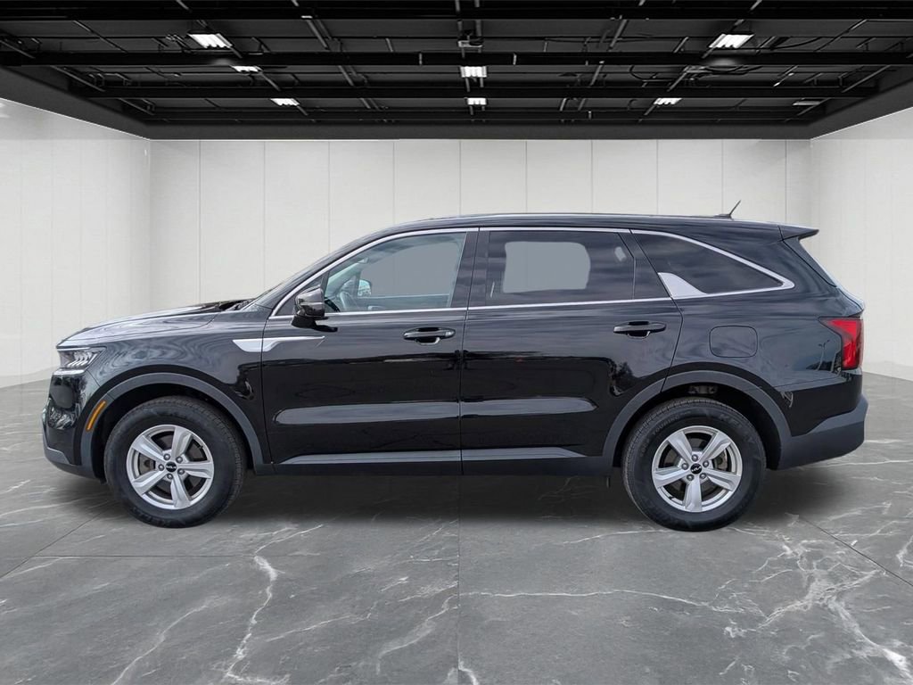 Used 2023 Kia Sorento LX image 2