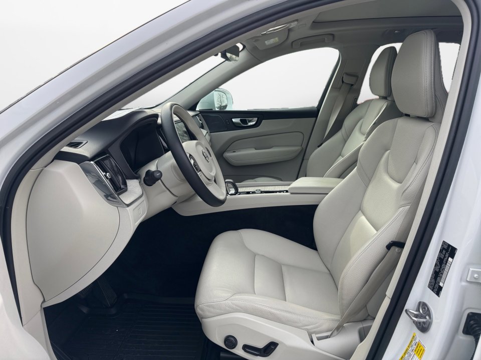 Used 2023 Volvo XC60 B5 Plus w/ Protection Package Premier image 9