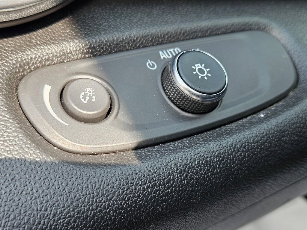 Used 2025 Chevrolet Trax LT FWD image 18