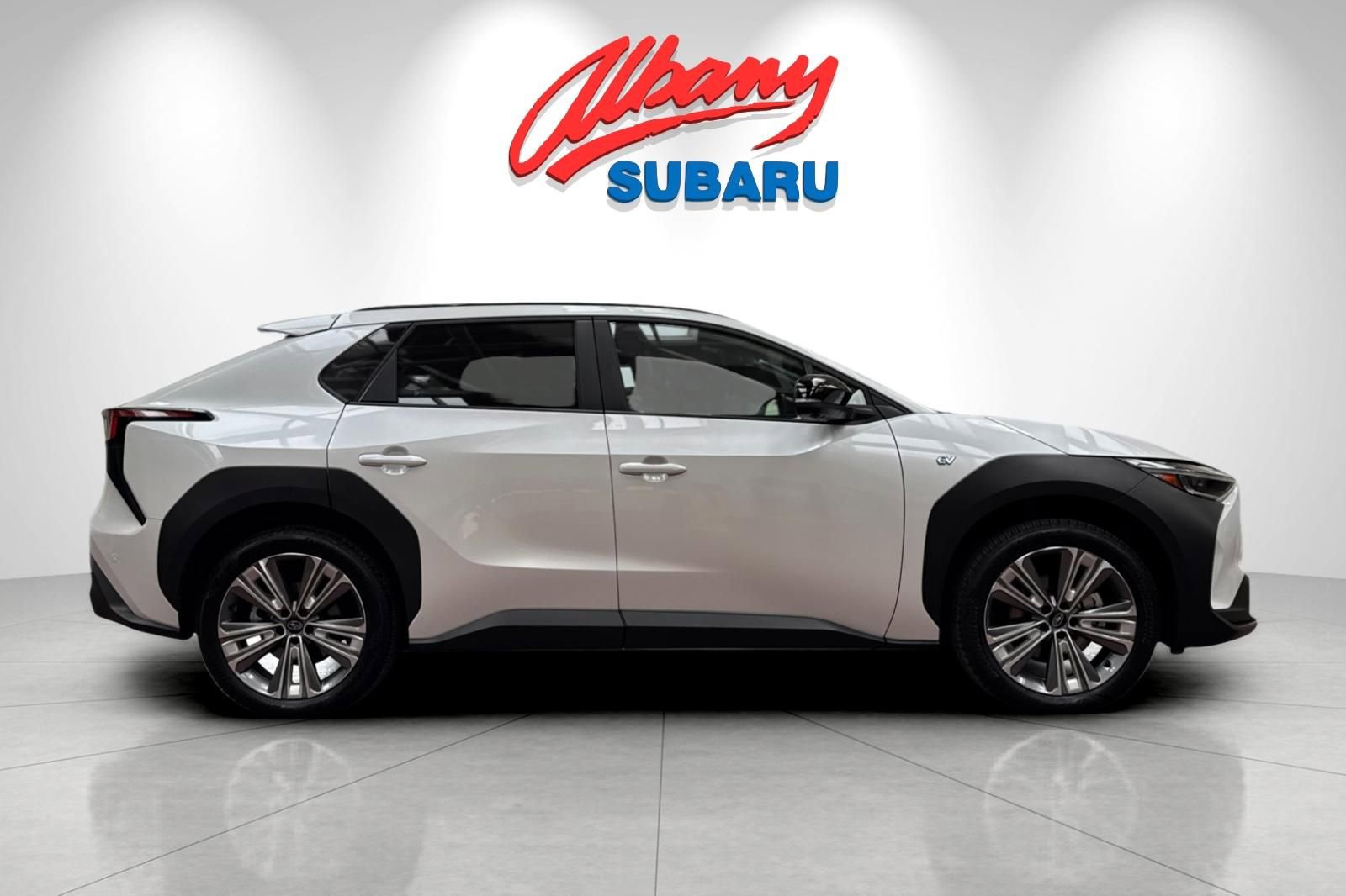 Used 2024 Subaru Solterra Limited image 3