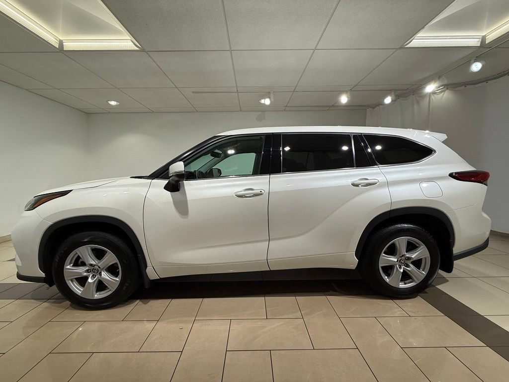 Used 2021 Toyota Highlander LE AWD/4WD image 2