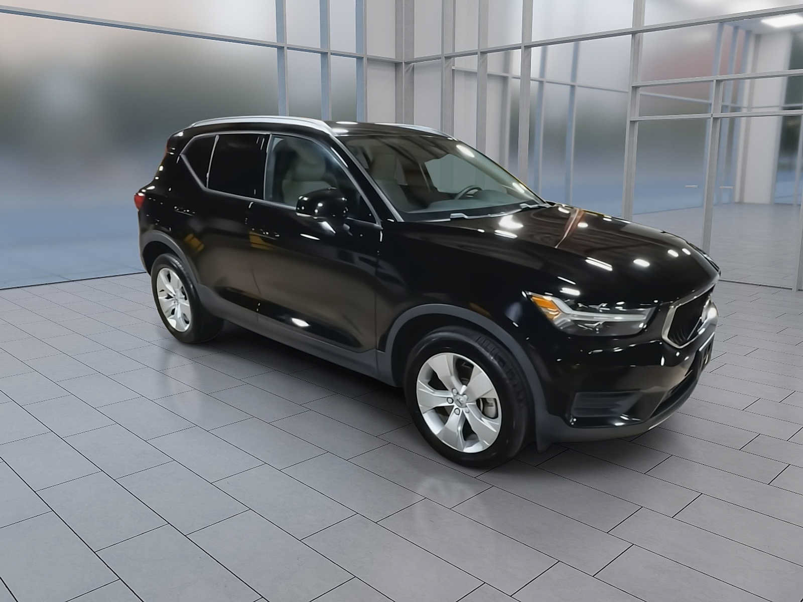 Used 2019 Volvo XC40 T4 Momentum FWD image 2