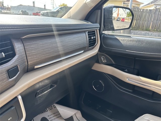 Used 2024 Ford Expedition Limited image 24