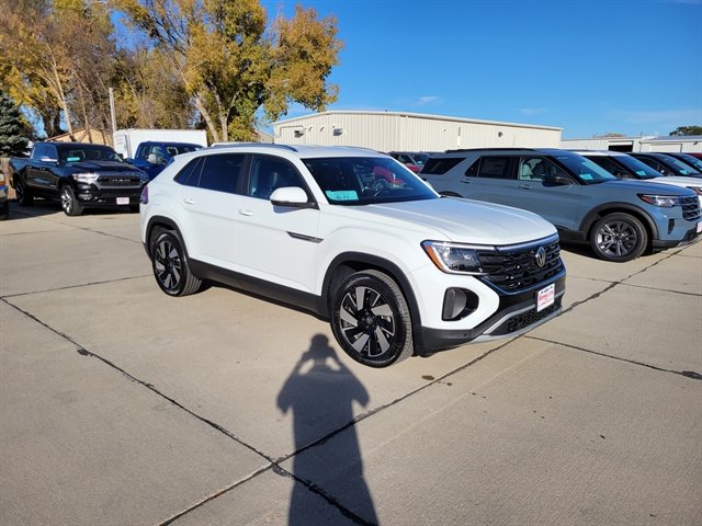 Used 2025 Volkswagen Atlas Cross Sport SE image 1