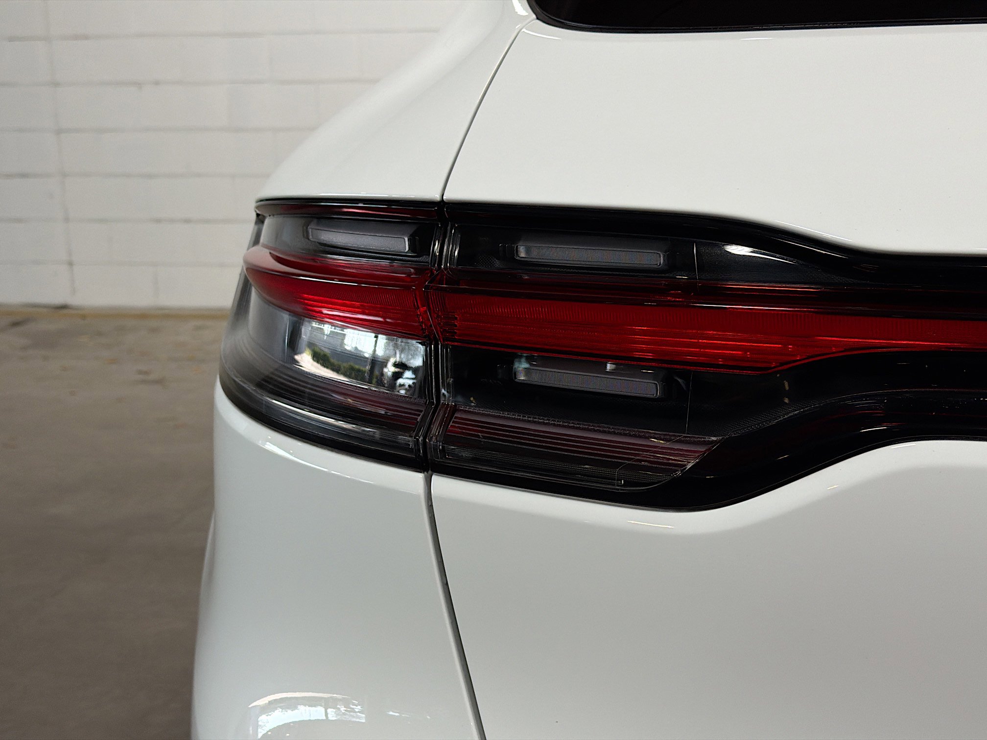 Certified 2023 Porsche Macan AWD/4WD image 11