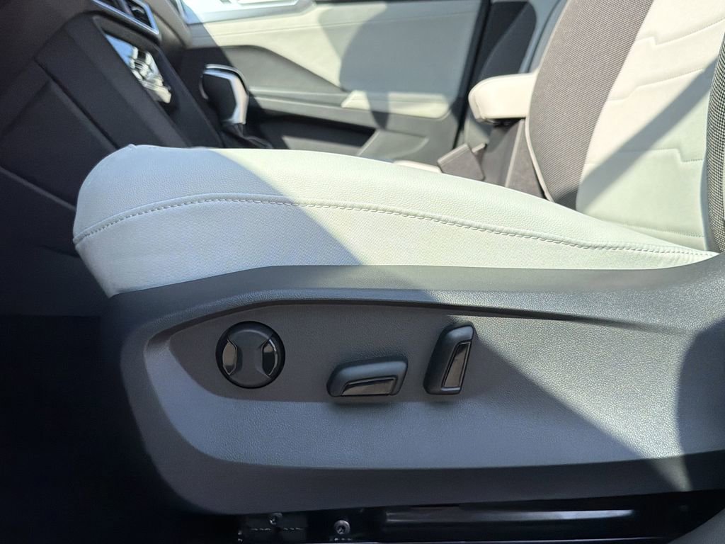 New 2026 Volkswagen Taos SE image 23