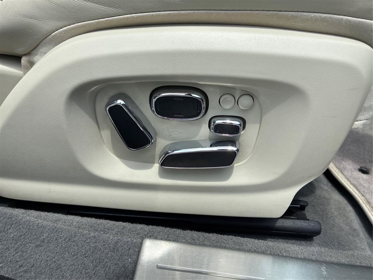 Used 2013 Jaguar XJ w/ Front Seat Comfort Pkg RWD image 37