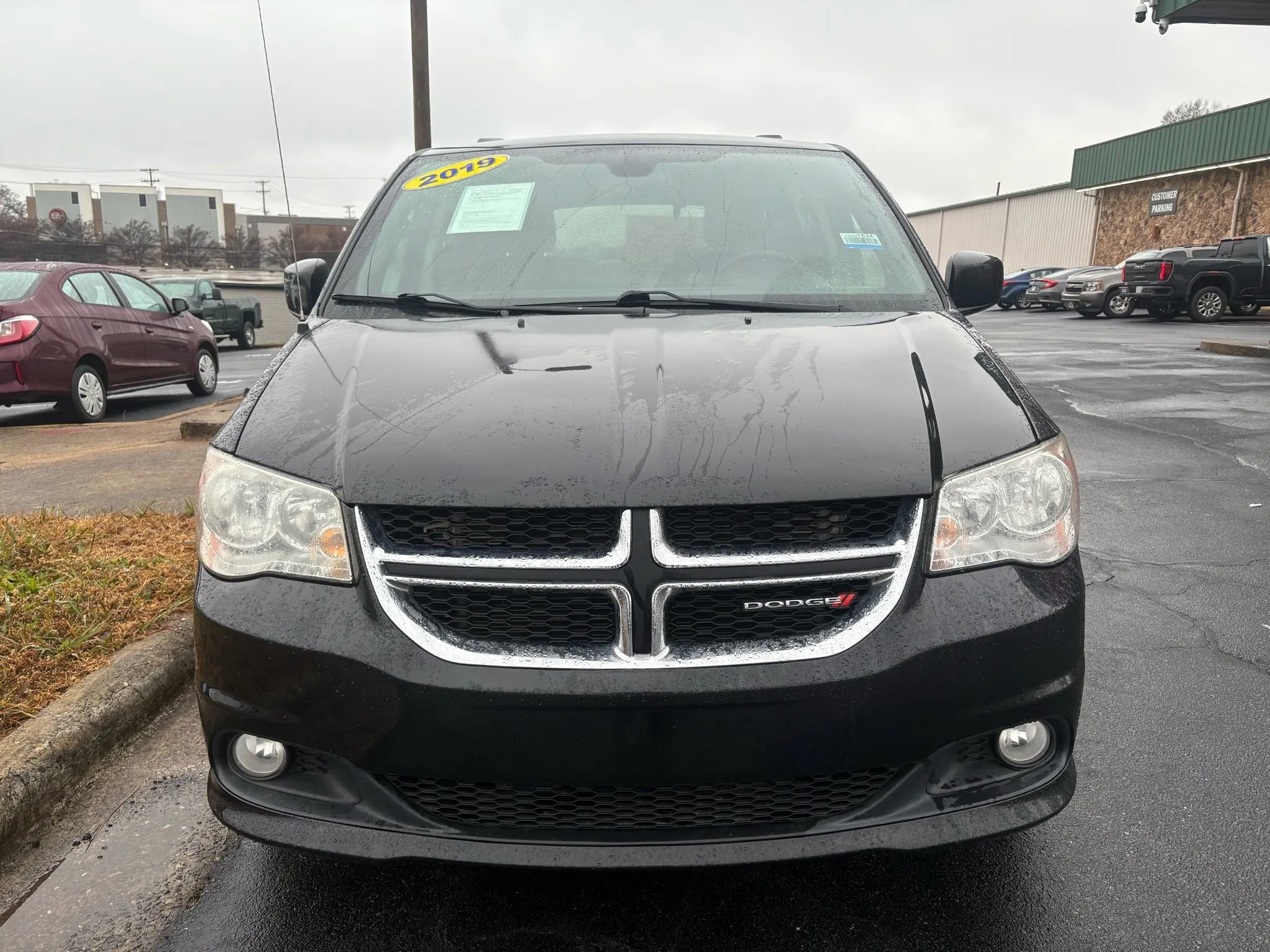 Used 2019 Dodge Grand Caravan SXT image 2