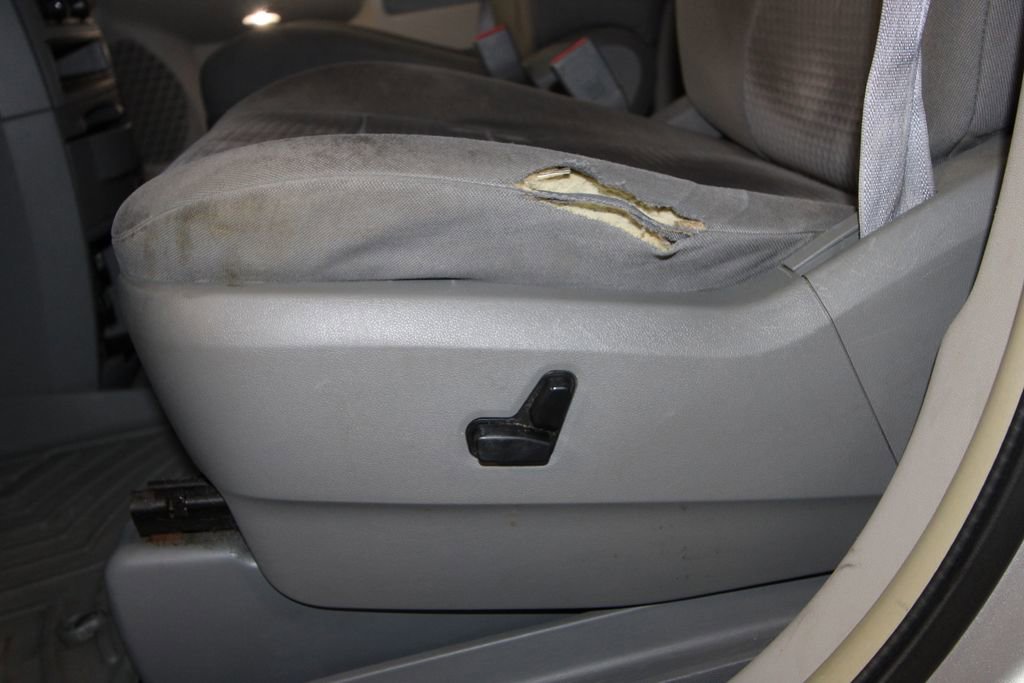 Used 2010 Chrysler Town & Country Touring image 7