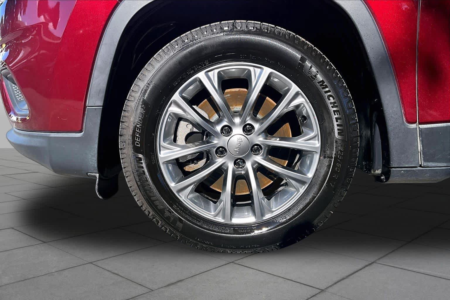 Used 2019 Jeep Cherokee Latitude Plus FWD image 11