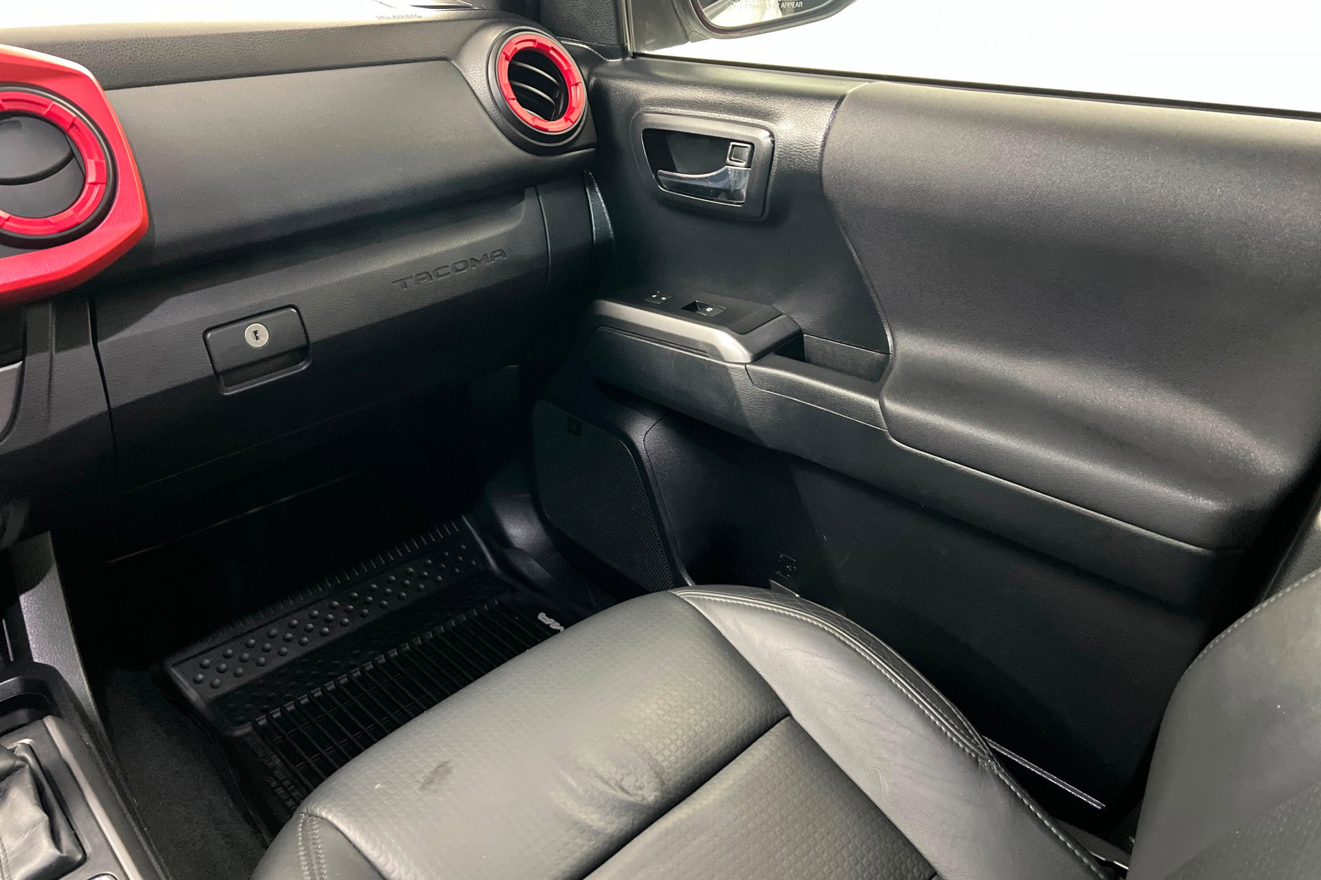 Used 2019 Toyota Tacoma TRD Sport w/ TRD Premium Sport Package image 11