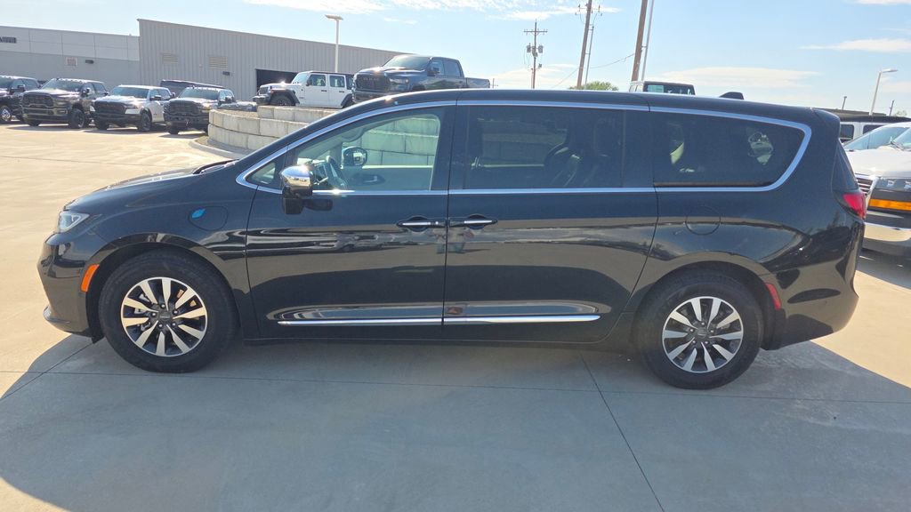 Used 2022 Chrysler Pacifica Limited image 2