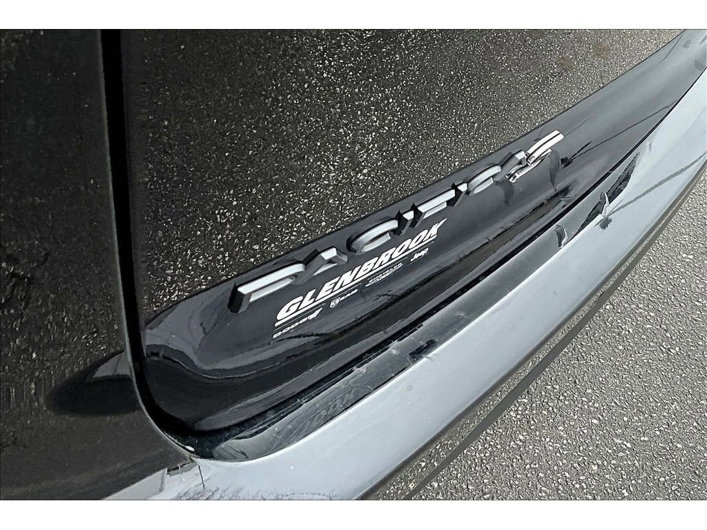 Used 2025 Chrysler Pacifica Limited image 9