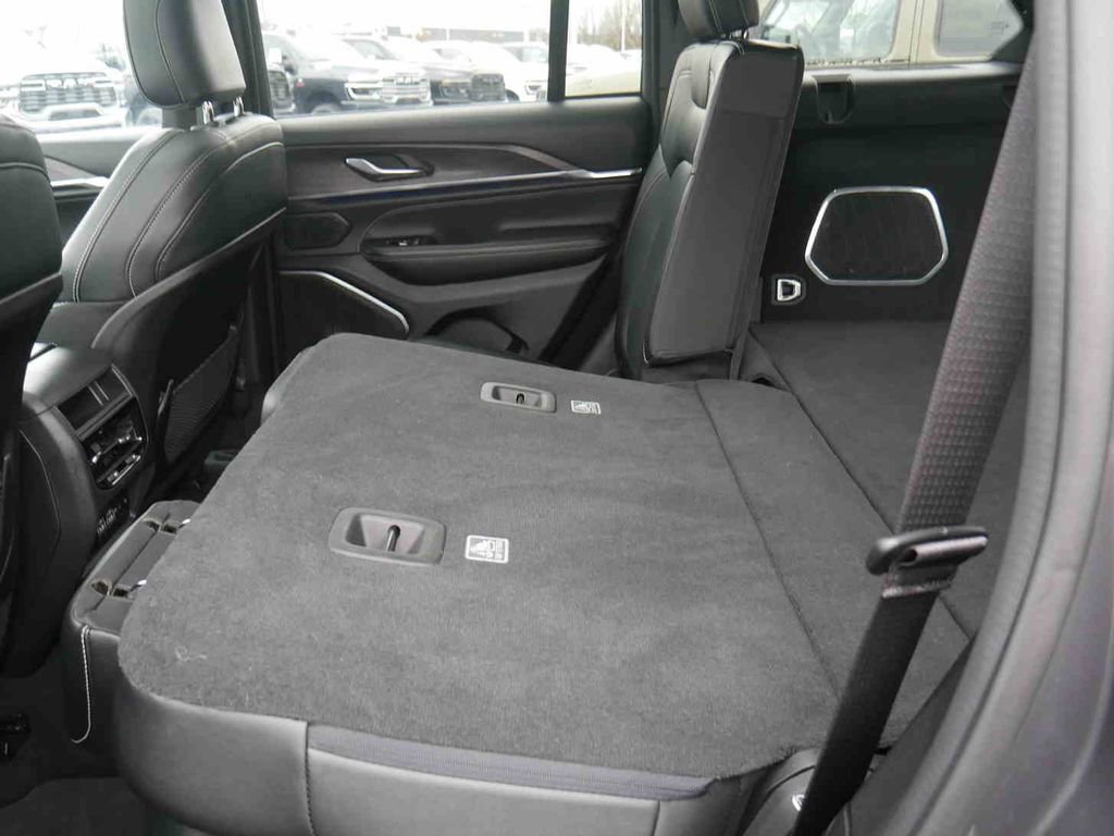 Used 2024 Jeep Grand Cherokee Overland image 16