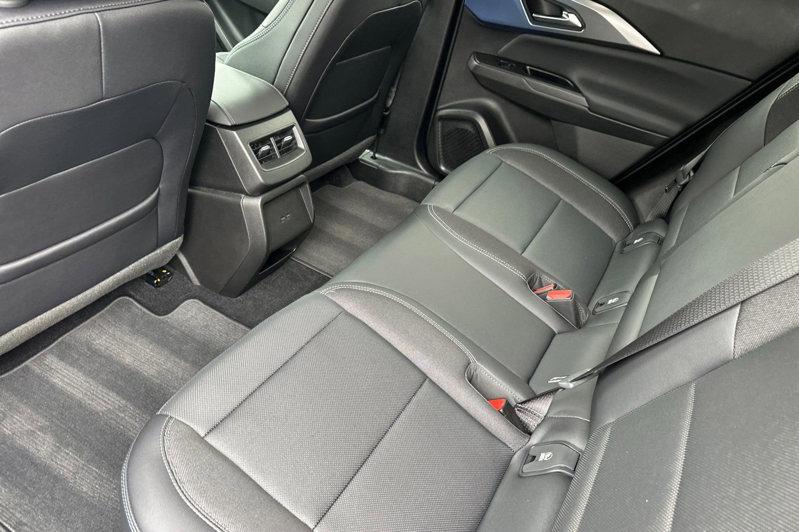 Used 2025 Chevrolet Equinox EV LT w/ Convenience Package image 13