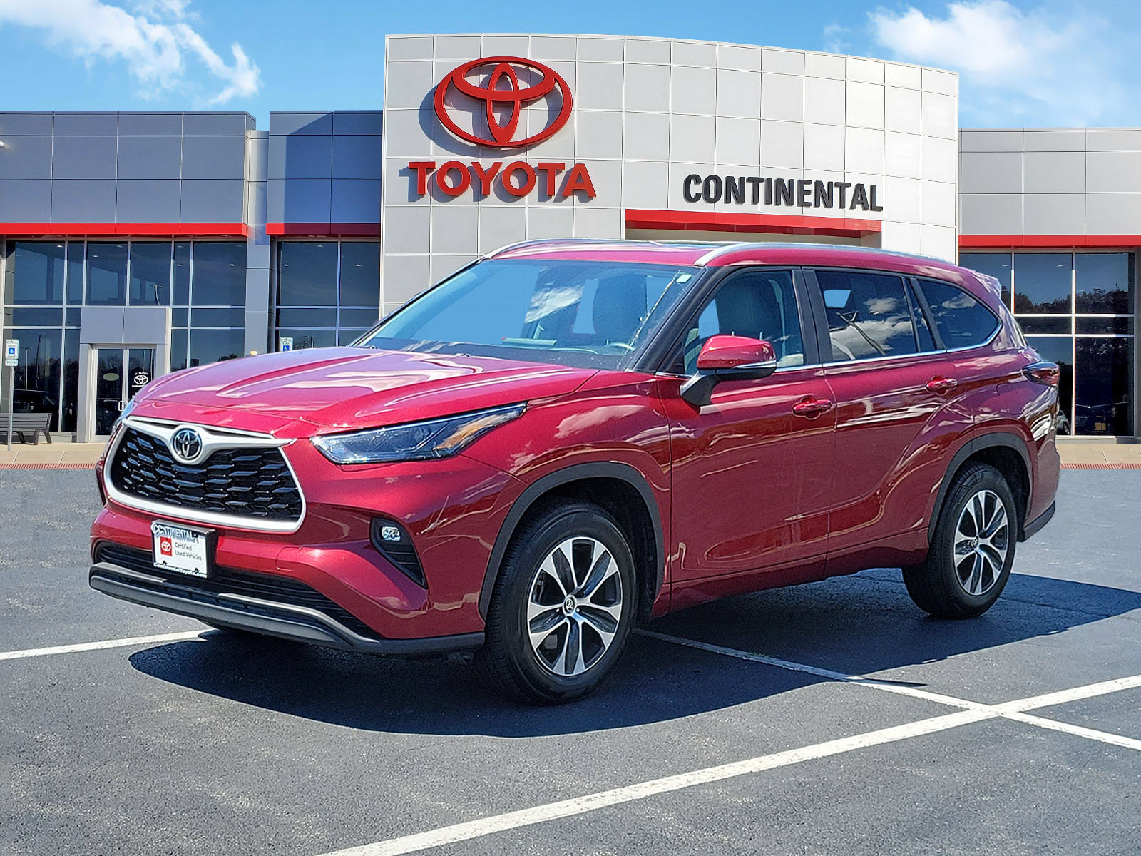 Certified 2025 Toyota Highlander XLE FWD image 3