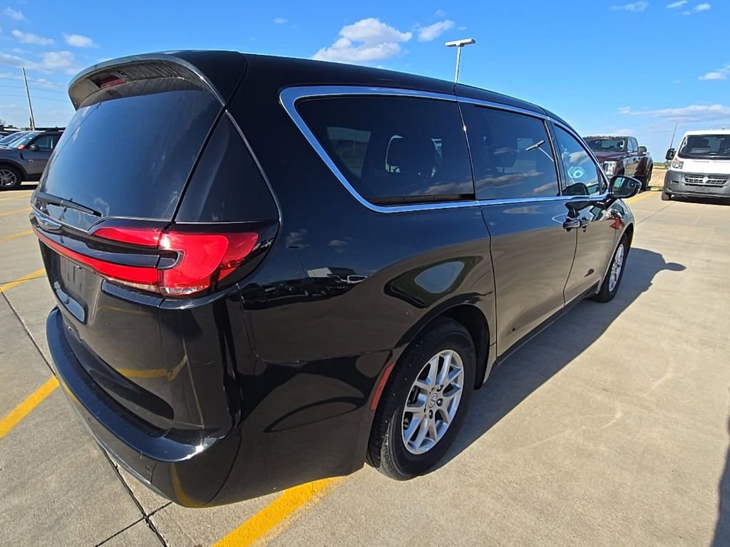 Used 2025 Chrysler Pacifica Select FWD image 5