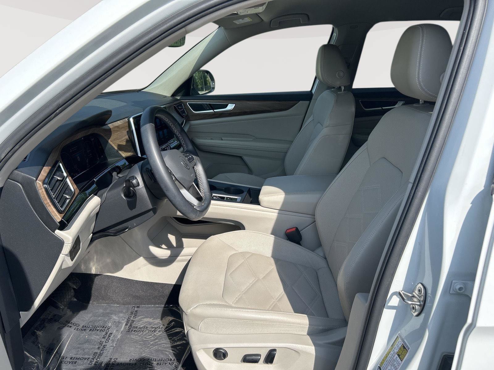 Used 2024 Volkswagen Atlas SE AWD/4WD image 4