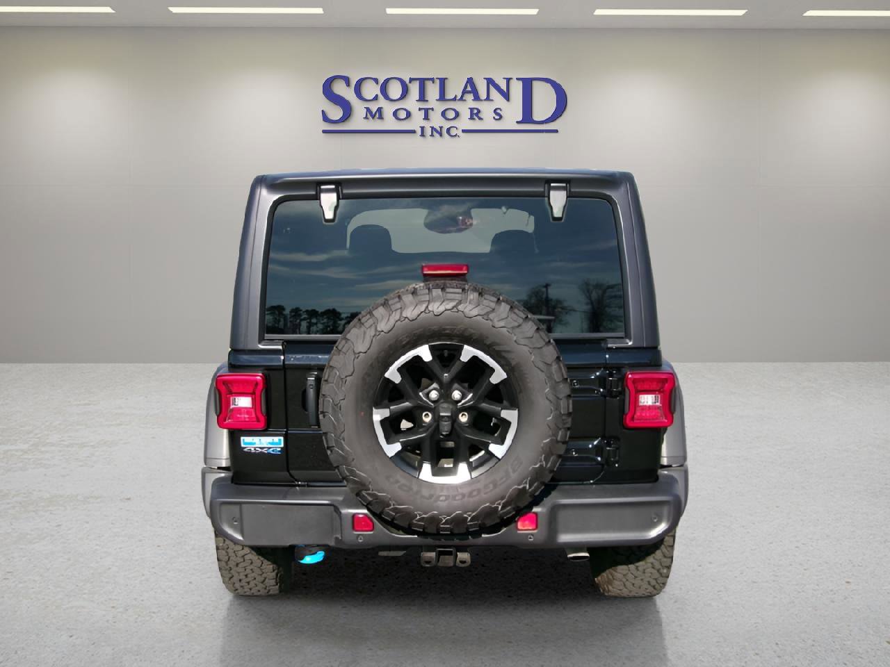 Used 2025 Jeep Wrangler Unlimited Rubicon 4xe w/ Safety Group AWD/4WD image 7